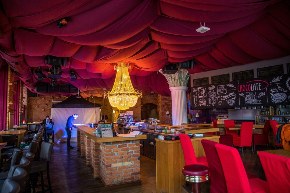 Im Inneren der Bar wurde ein kleines Testzentrum aufgebaut.