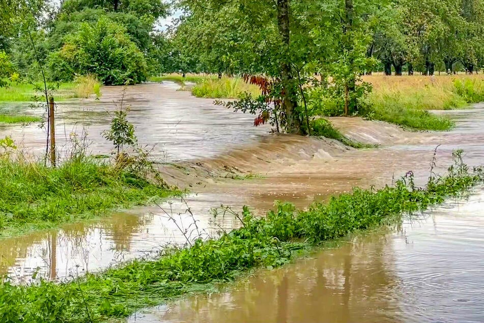 Wenn Straße und Fluss wie hier in der Ortenau ineinander übergehen, muss das Unwetter heftig ausgefallen sein.