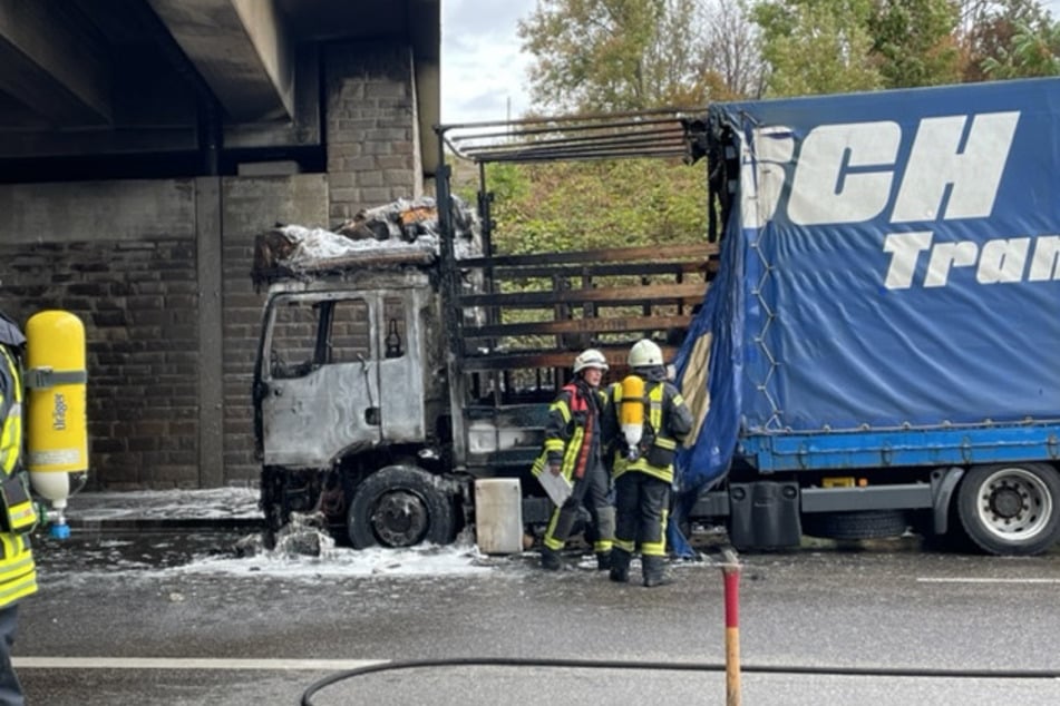 Laster fängt unter A1-Brücke in Köln Feuer