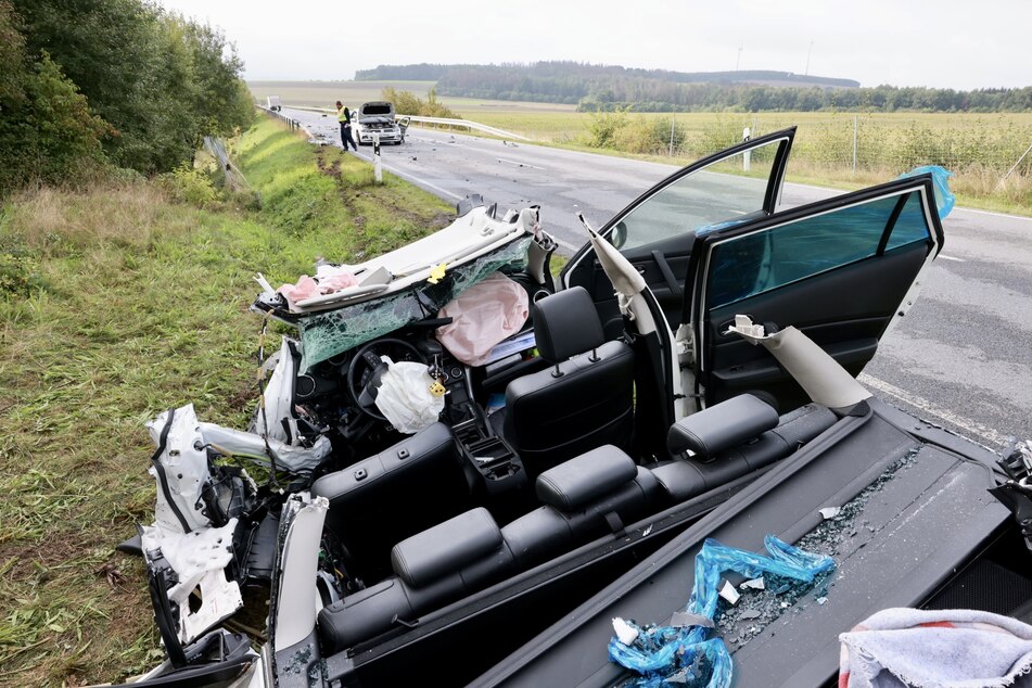 Der Fahrer des Mazda musste mit Spezialwerkzeug aus seinem Fahrzeug befreit werden.