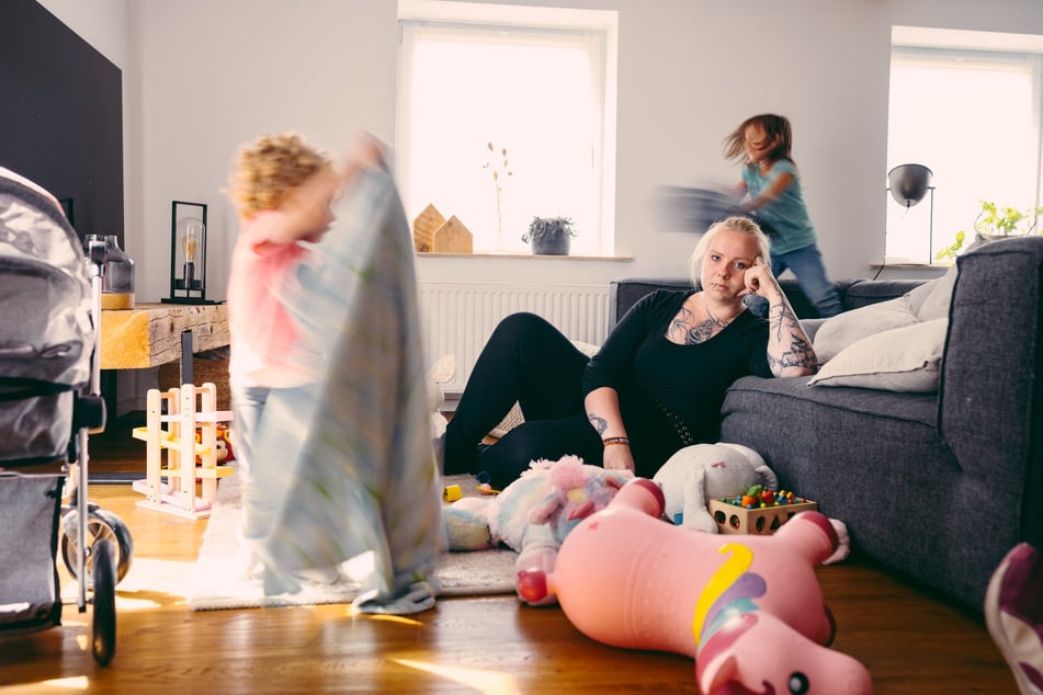 Linda (29) ist Familienfotografin mit eigenem Studio, aber gestresst von Kindern.