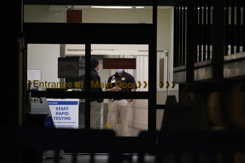 Clinton sei in das University of California Irvine Medical Center in Orange (Kalifornien) eingeliefert worden.