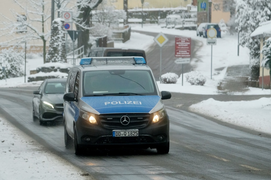 Ein Polizeifahrzeug fährt durch Augustusburg. Die Polizei hatte Schwerpunktkontrollen an den Parkplätzen zu den Ski- und Rodelhängen auch im Erzgebirge angekündigt.