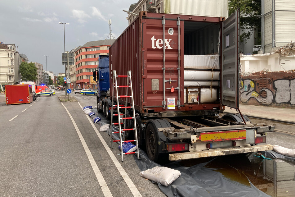 In Hamburg hat ein Lkw am Montag Glycerin verloren. Es kam zu erheblichen Verkehrsbehinderungen in der Innenstadt. (Symbolfoto)