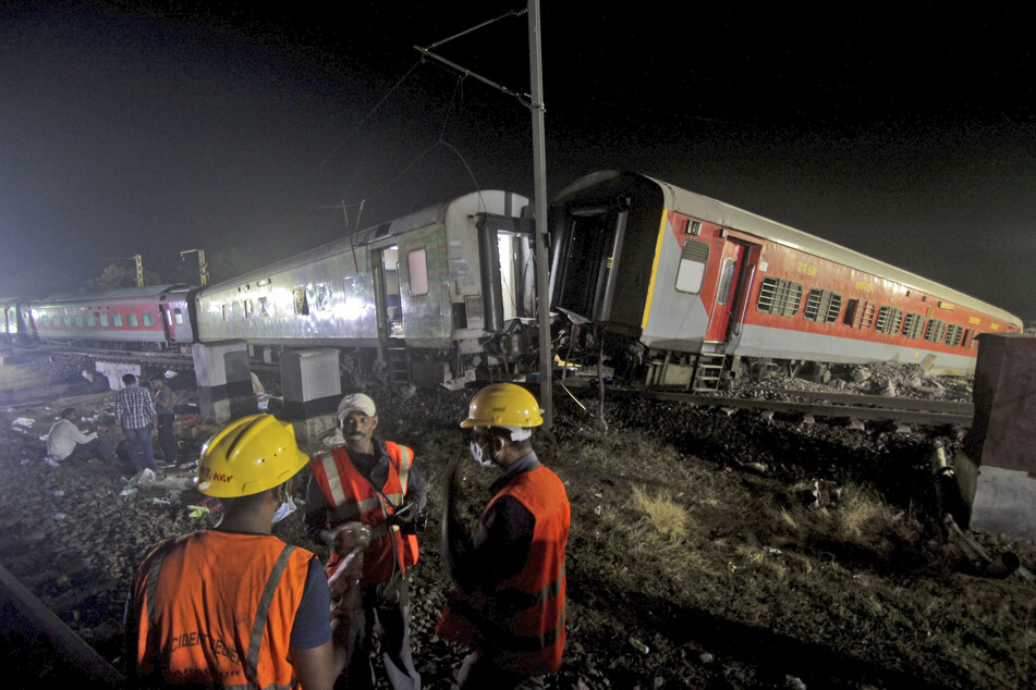 Rettungskräfte arbeiten an der Unglücksstelle, nach einem schweren Zugunglück im indischen Bundesstaat Odisha. Bei dem Zugunglück sind neuen Angaben zufolge mindestens 233 Menschen ums Leben gekommen.
