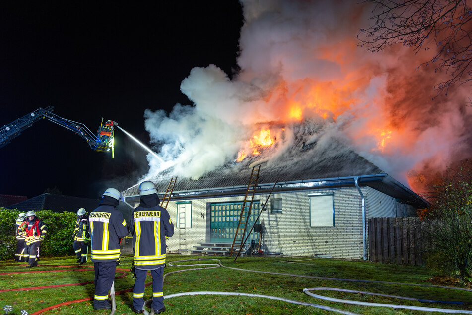Die Feuerwehr konnte das Übergreifen der Flammen auf das Wohnhaus nicht mehr verhindern.