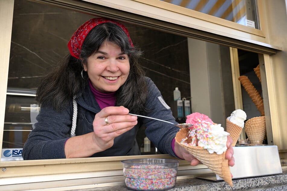 Verkäuferin Susanne (61) ist immer wieder beeindruckt, welche Eissorten sich ihr Chef einfallen lässt. Ihr Favorit? "Nuss-Nougat."