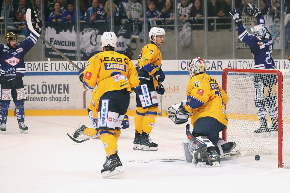 Derbyheld Drew LeBlanc (h.l.) riss die Arme zum Jubeln hoch, nachdem er zum 3:2-Siegtreffer einnetzte. Fotos: Thomas Heide