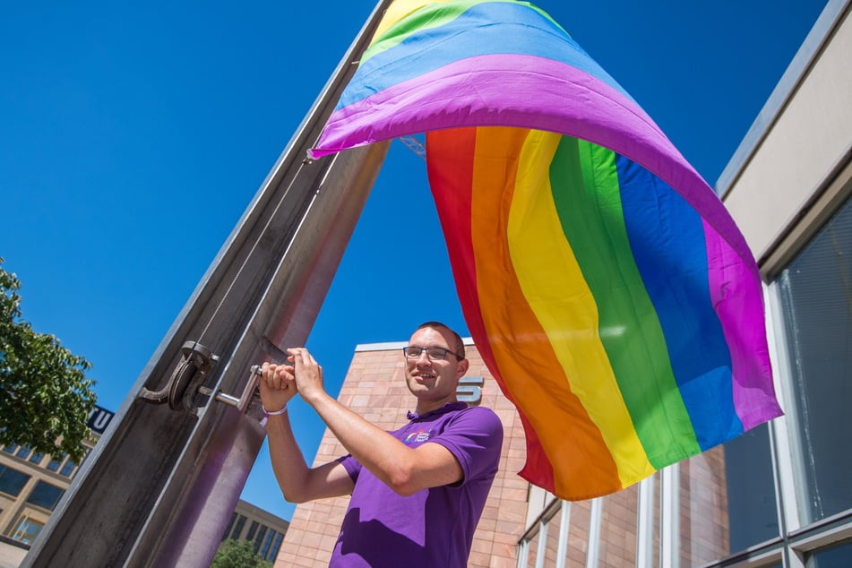 Stolz wird Organisator Robert Lutz (33) am Samstag wieder die Regenbogenflagge zum CSD hissen.
