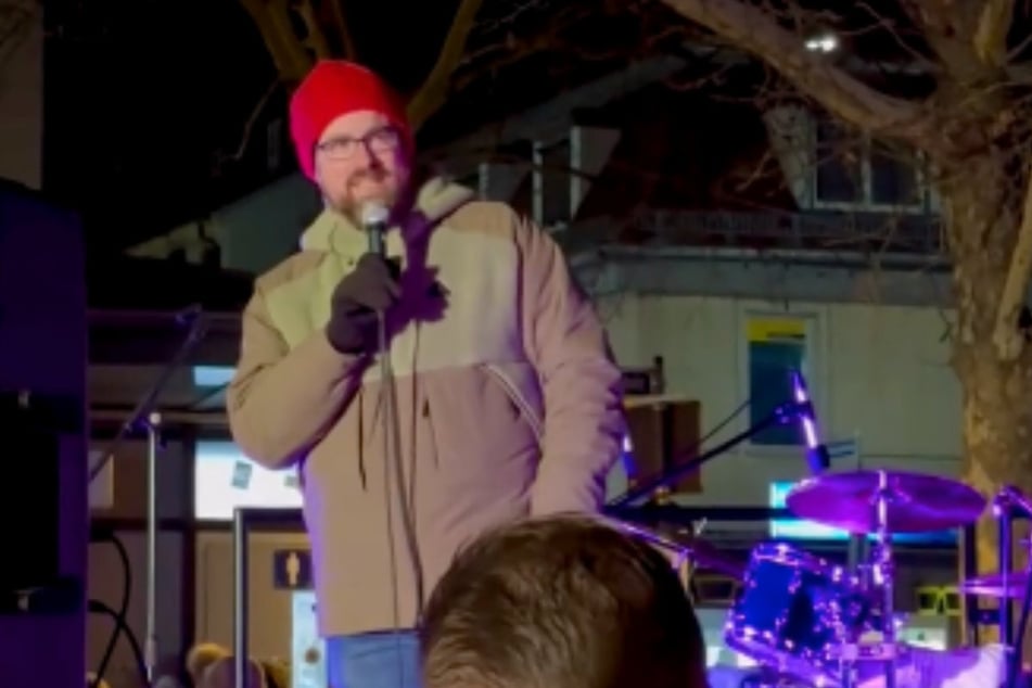 Erlangens Oberbürgermeister Florian Janik (44, SPD) hatte bei einer Demo gegen rechts den Unions-Kanzlerkandidaten Merz kritisiert. Jetzt hat er Ärger mit der CSU.