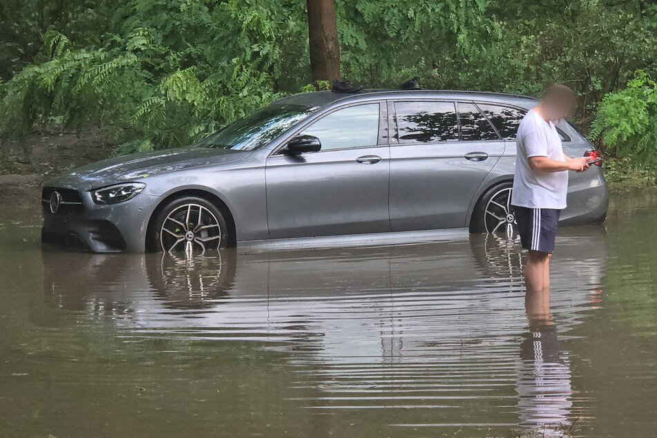 Ein Fahrer blieb nach einem Unwetter in Zeuthen auf einer überfluteten Straße mit seinem Auto im Wasser stecken.