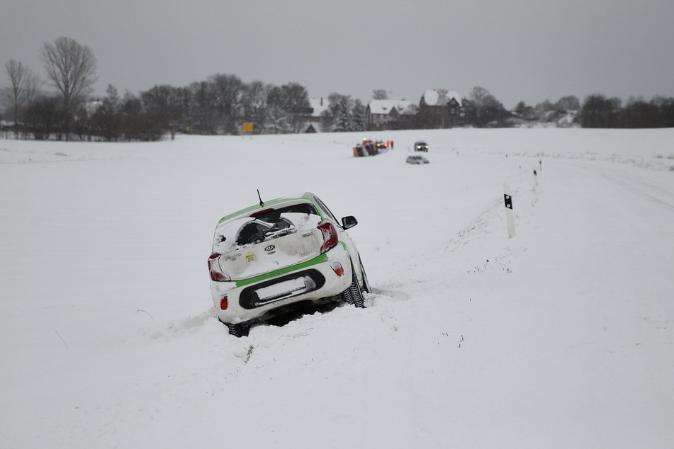 Der Kia war nicht das einzige Auto, das von der Straße abkam. Wenige hundert Meter weiter rutschten auch ein Dacia auf den Acker und ein Winterdienstfahrzeug kippte um.