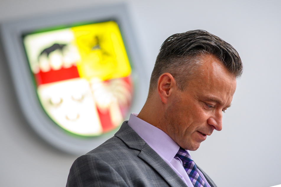 Landrat Andy Grabner (46, CDU) will nach dem Cyberangriff auf die Computersysteme der Landkreisverwaltung Anhalt-Bitterfeld "niemanden im Regen stehen lassen".