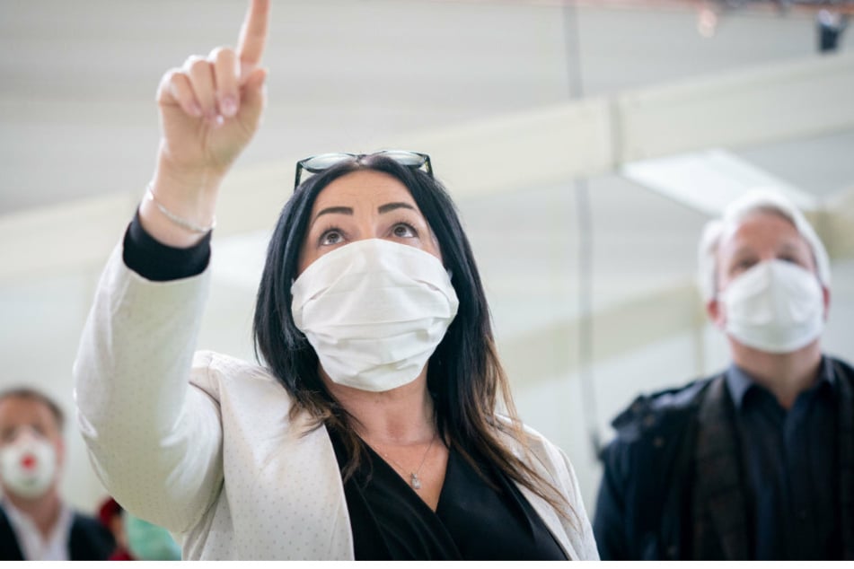 Dilek Kalayci (SPD), Gesundheitssenatorin, besichtigt zusammen mit Abgeordneten den Baufortschritt des Corona-Behandlungszentrums in der Jaffestraße, das als Reservekrankenhaus auf dem Messegelände eingeplant wird.