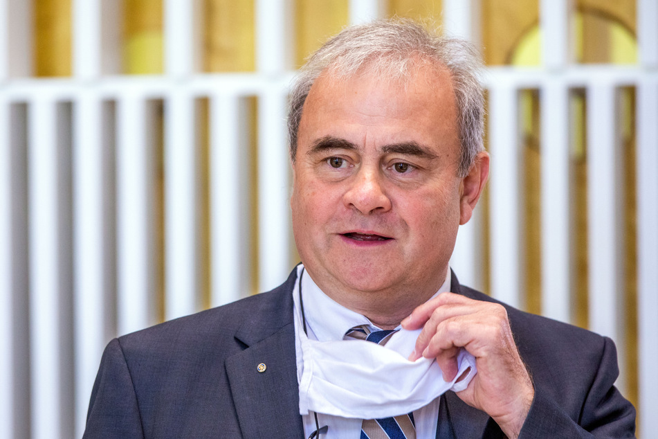 Emil Reisinger (62), Leiter der Abteilung für Tropenmedizin und Infektiologie der Unimedizin Rostock.