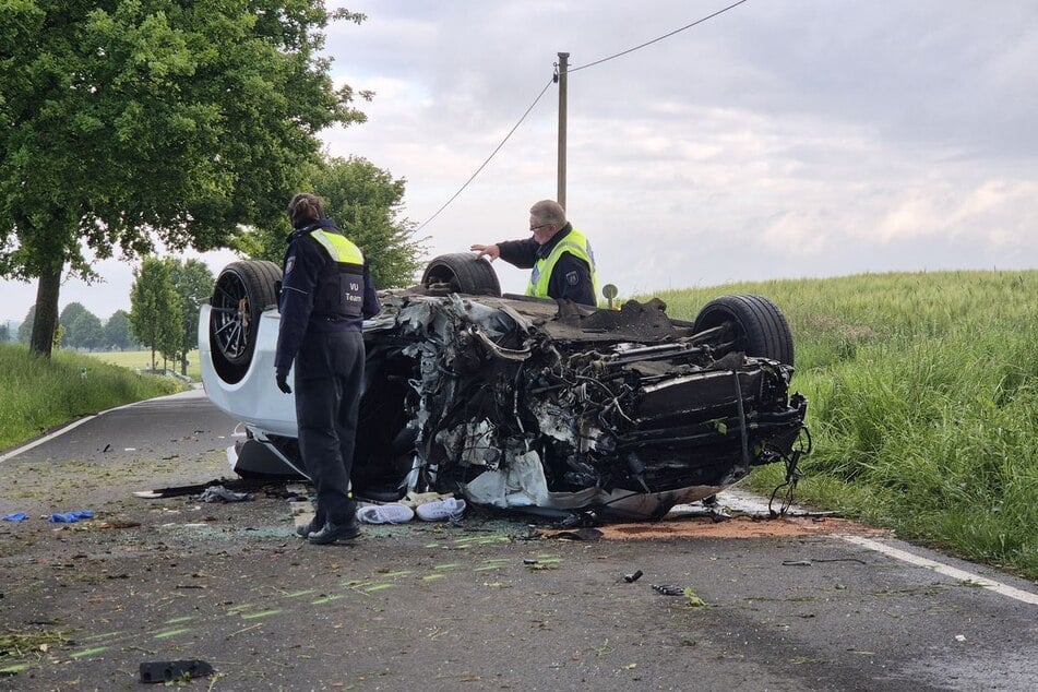Warum sich das Auto am frühen Morgen überschlagen hatte, war zunächst noch unklar.