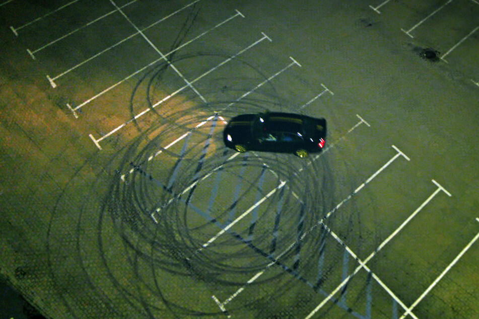Wenn ein Auto mit qualmenden Reifen im Kreis schlittert, nennt man das im Fachjargon "Donuts drehen".