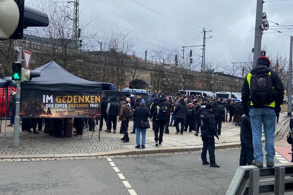 Bisher haben sich gut 100 Demonstranten vor dem Bahnhof Mitte eingefunden.