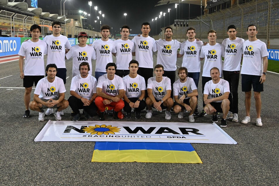 Die Fahrer der Formel 1 in Bahrain mit einer klaren Botschaft: Kein Krieg!