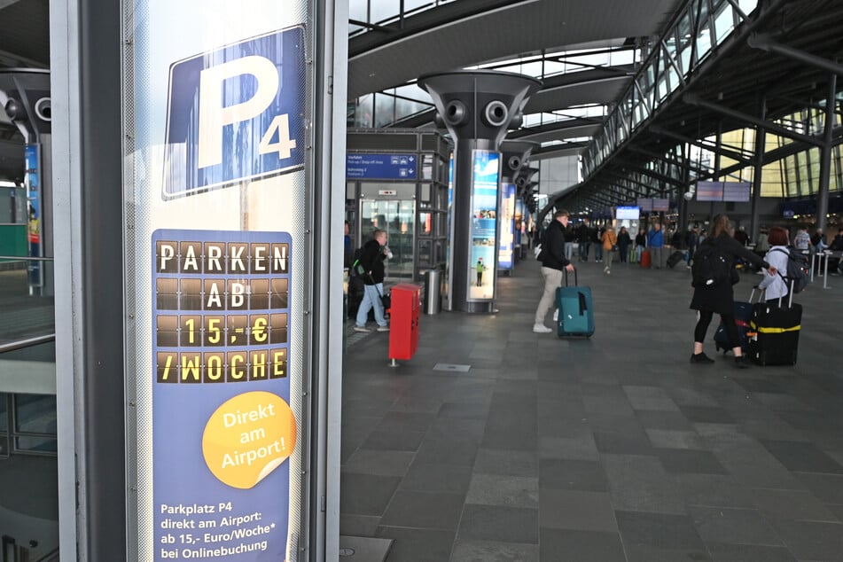 An Werbesäulen im Zentralterminal wird immer noch fürs Parken mit Preisen von 15 Euro pro Woche geworben.