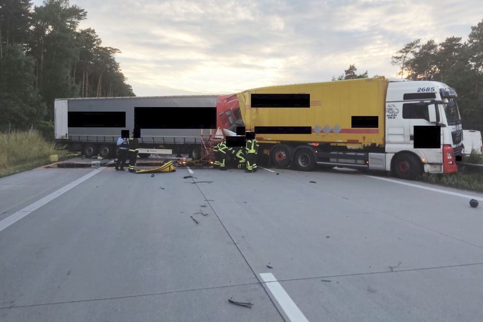 Unfall A2: Lkw-Unfall auf A2: Fahrer (32) eingeklemmt und schwer verletzt