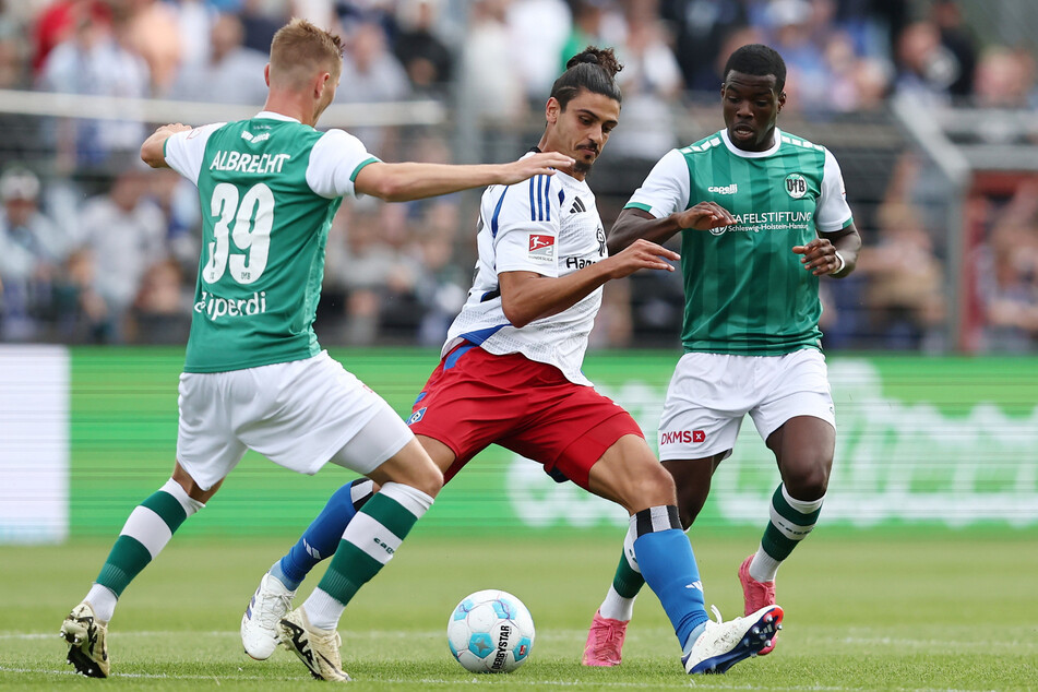 HSV-Verteidiger Guilherme Ramos (M.) kämpft gegen zwei Lübecker um das Spielgerät.