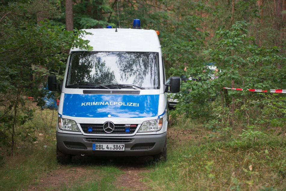 Nach dem Fund einer Frauenleiche in einer Bunkeranlage in einem Waldstück bei Oranienburg hat die Obduktion ergeben, dass die 26-Jährige getötet wurde.