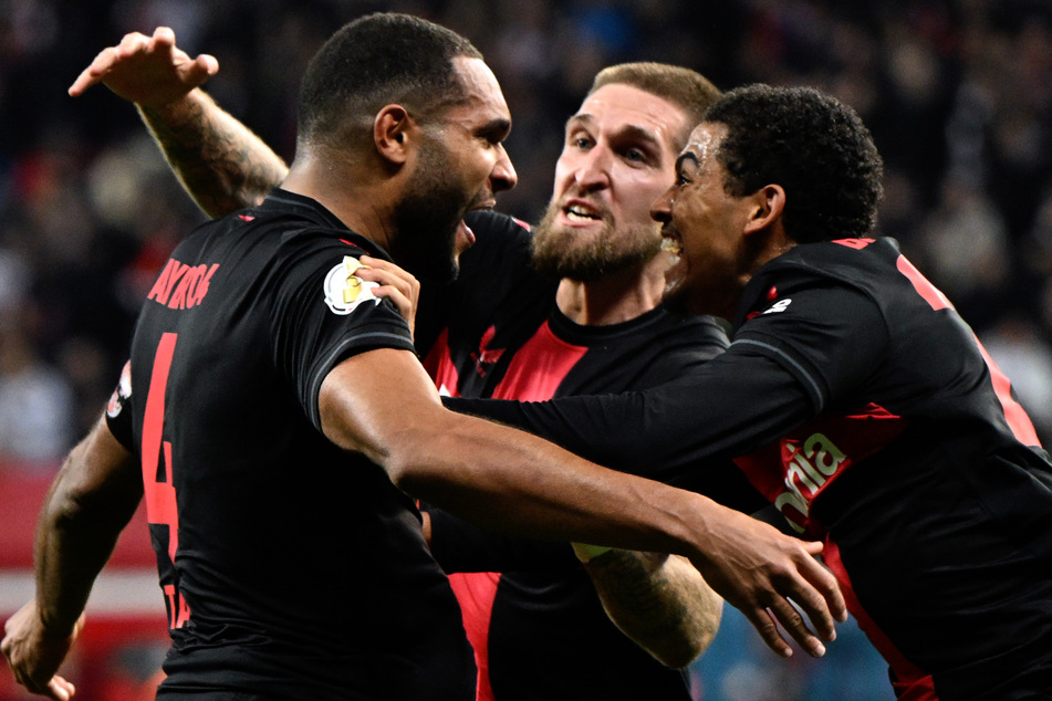 Jubeln über das späte 3:2 im DFB-Pokal-Viertelfinale gegen den VfB Stuttgart (v.l.n.r.): Jonathan Tah (28), Robert Andrich (29) und Amine Adli (24).