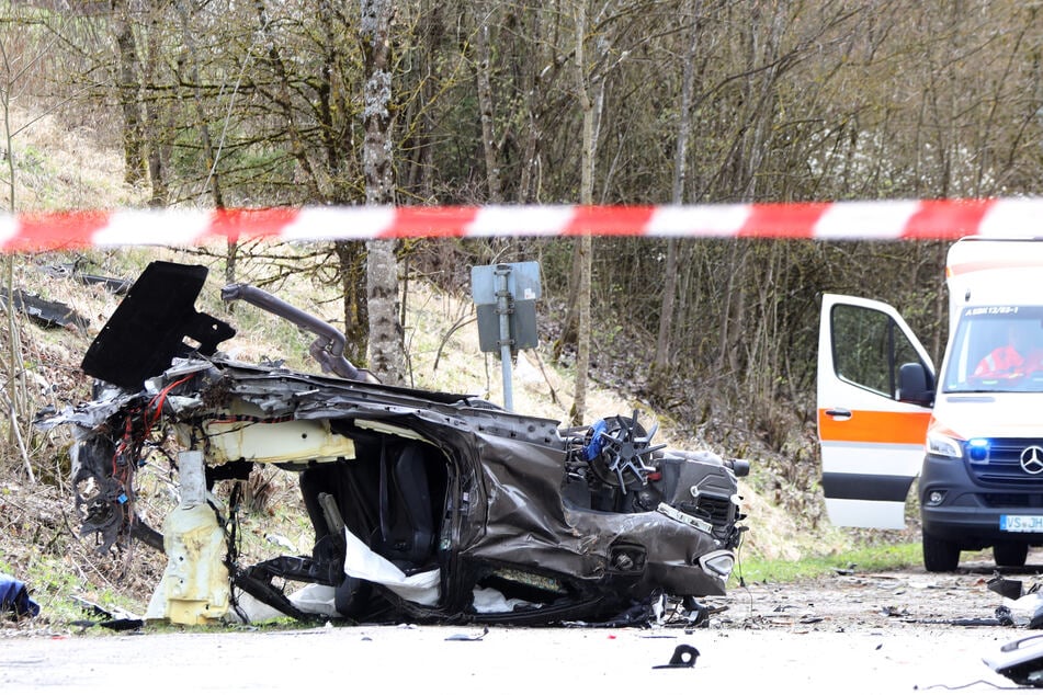 Der schwer verunglückte BMW war nach dem fürchterlichen Crash kaum als solcher wiederzuerkennen.