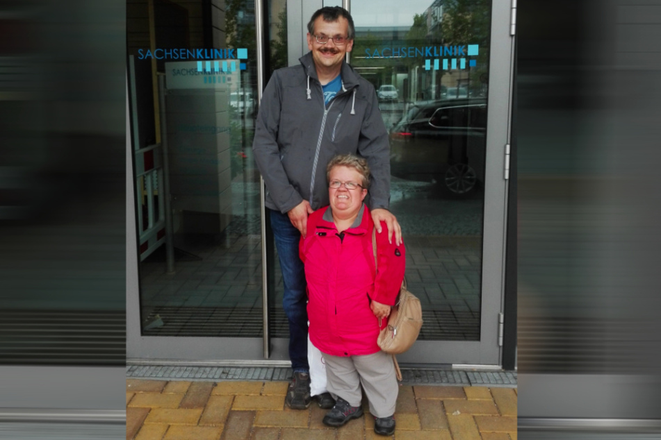Kleine, große Liebe. 65 Zentimeter Unterschied machen da gar nichts aus. Yvonne und ihr 1,85 Meter großer Hendrik (44) leben seit vielen Jahren zusammen.