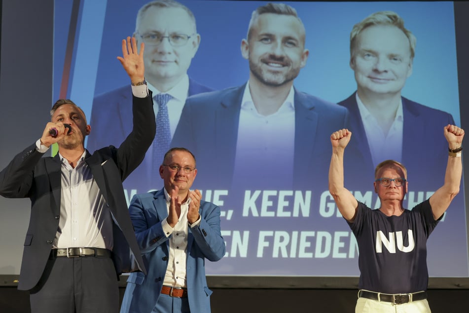 Hier war die Stimmung noch ausgelassen: Ulrich Siegmund (35, v.l.n.r.), Tino Chrupalla (51) und Uwe Steimle (63) auf dem AfD-Parteitag.