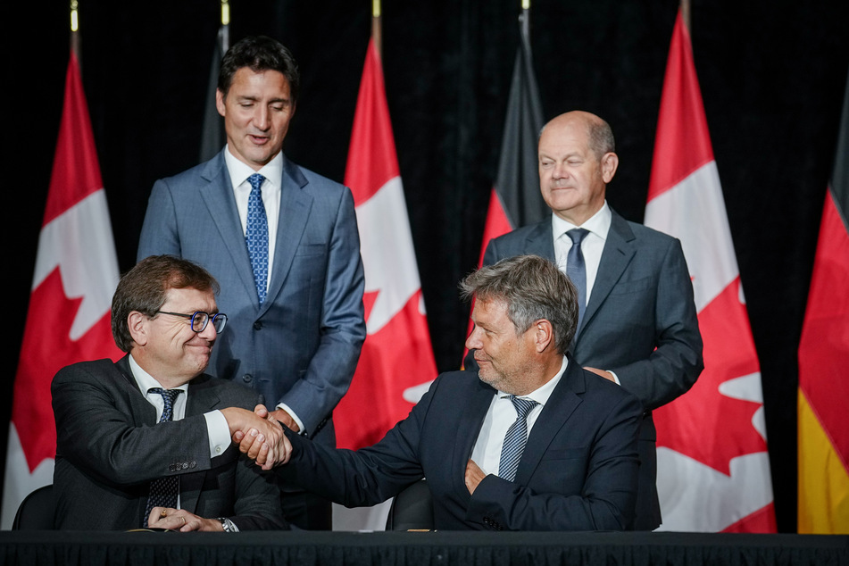 2022 unterzeichnete Robert Habeck (54, Grüne, v.r.) im Beisein des Bundeskanzlers Olaf Scholz (65, SPD, h.r.) und Justin Trudeau (52, h.l), Premierminister von Kanada, das Wasserstoffabkommens zwischen Deutschland und Kanada.