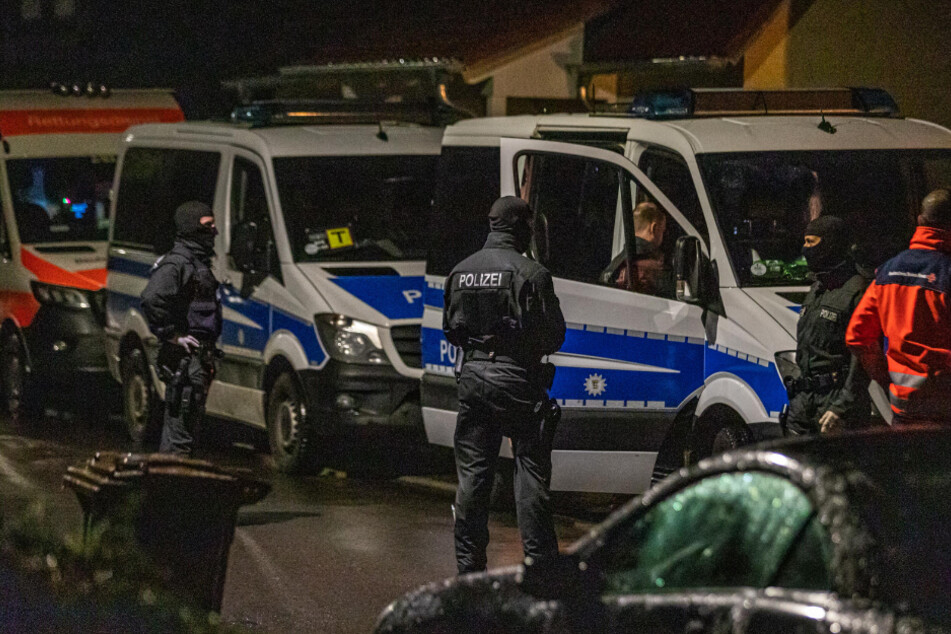 Polizeieinsatzkräfte durchsuchen im Bereich Backnang ein Haus.