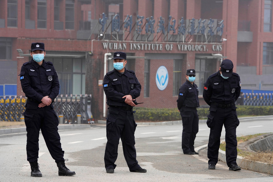 Sicherheitspersonen stehen vor dem Eingang des Wuhan Instituts für Virologie (WIV).