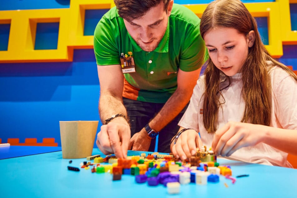 Sechs Kinder haben die Chance, Teil der "Creative Crew" des LEGO Discovery Centres zu werden.