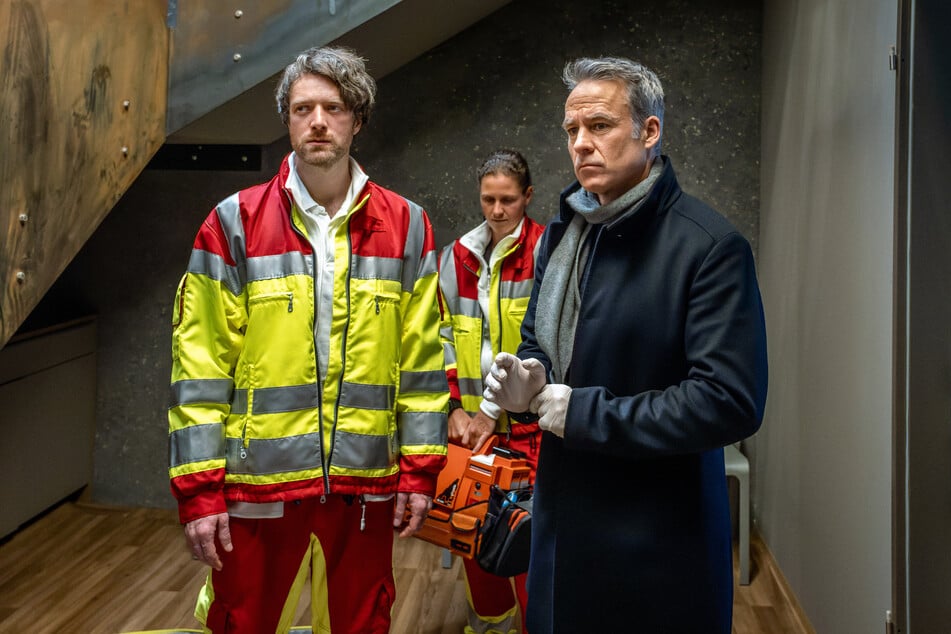 Die Rettungskräfte können nichts mehr für Dr. Frederic Jamm (Sebastian Becker, 45) tun.