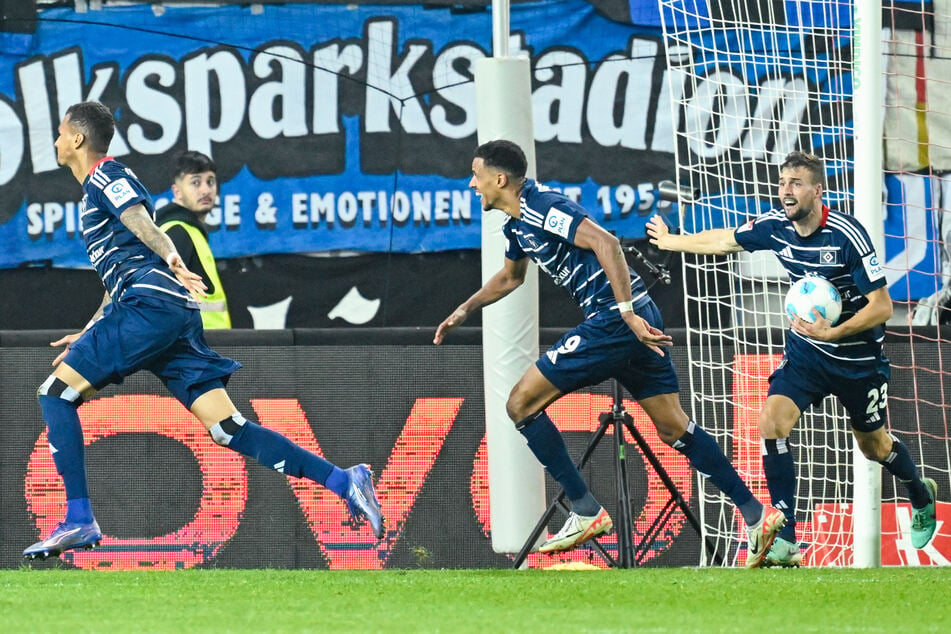 HSV-Stürmer Davie Selke (29, l.) dreht nach dem Last-Minute-Ausgleich gegen Kaiserslautern zum Jubeln vor den mitgereisten Fans ab.