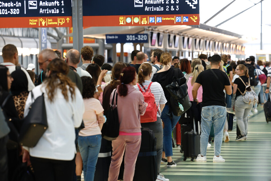 Flughäfen Köln und Düsseldorf: Reisende müssen sich wieder auf Wartezeiten einstellen