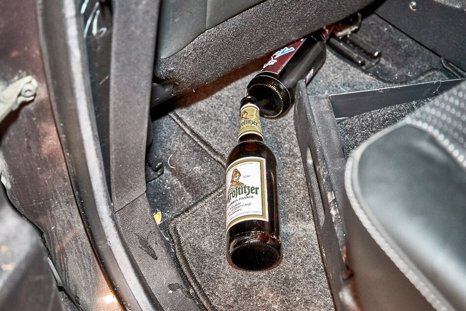 Im Unfallwagen entdeckte die Polizei ausgetrunkene Bierflaschen.