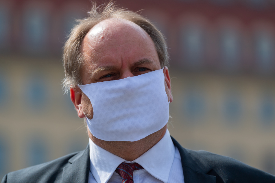 Oberbürgermeister Dirk Hilbert (49, FDP) ruft die Dresdner auf, Fotos von sich für eine virtuelle Gedenkveranstaltung am 13. Februar einzusenden.