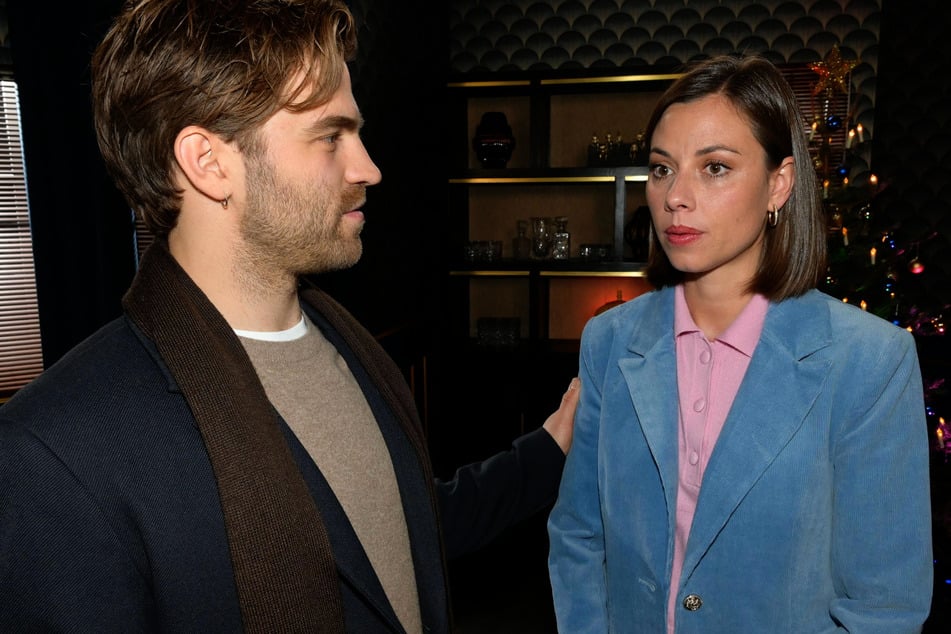 Matilda leidet unter Liebeskummer und wird von ihrem Bruder Julian aufgefangen.