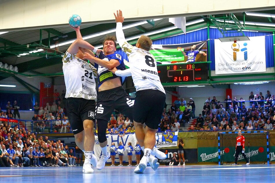Die Dresdner Defensive um Ediz Aktas (l.) und Viktor Petersen Norberg (r.) packte im Sachsenderby richtig zu.