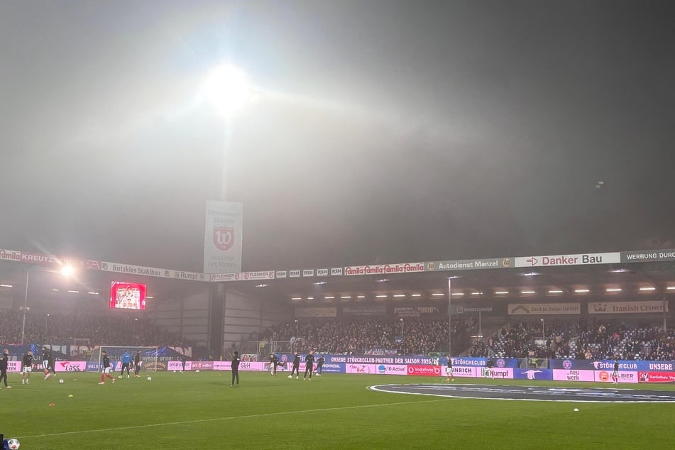 Trotz Nebel ist im Flutlicht alles gut zu erkennen.