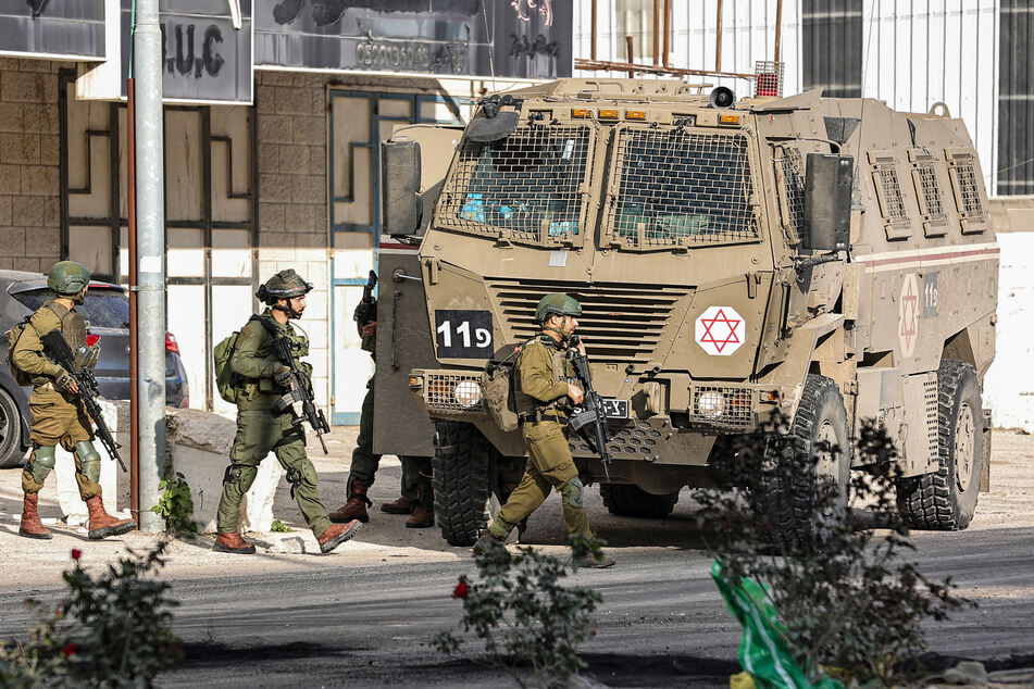 Israelische Sicherheitskräfte beziehen Position während des Einsatzes im Nur-Schams-Flüchtlingslager.