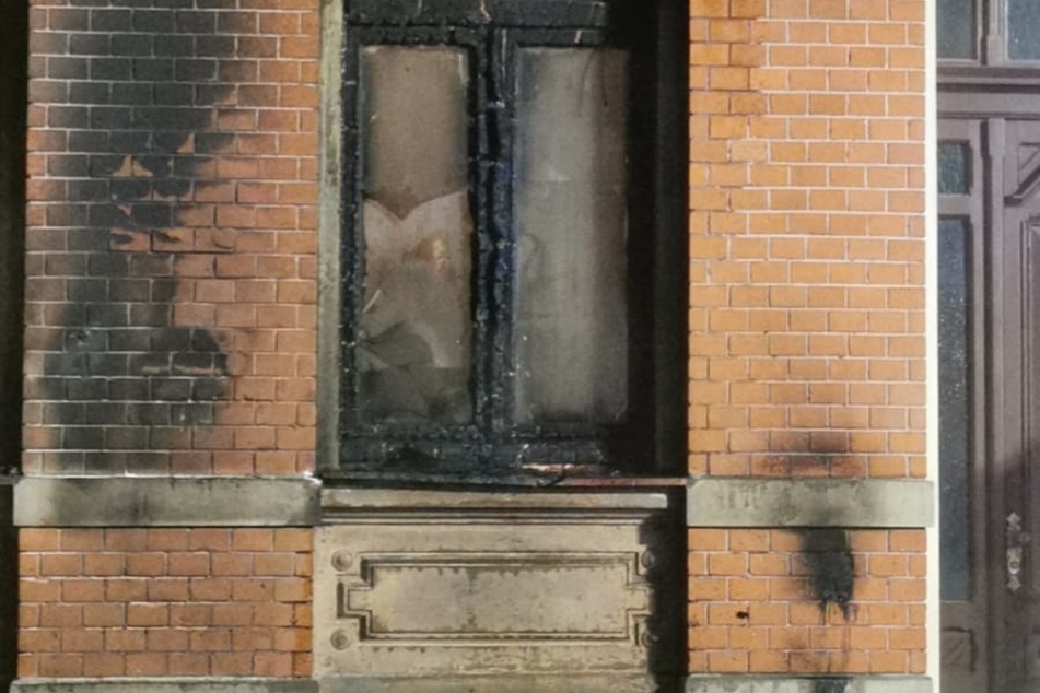 Durch das Feuer wurden die Hausfassade und sechs Fenster beschädigt.