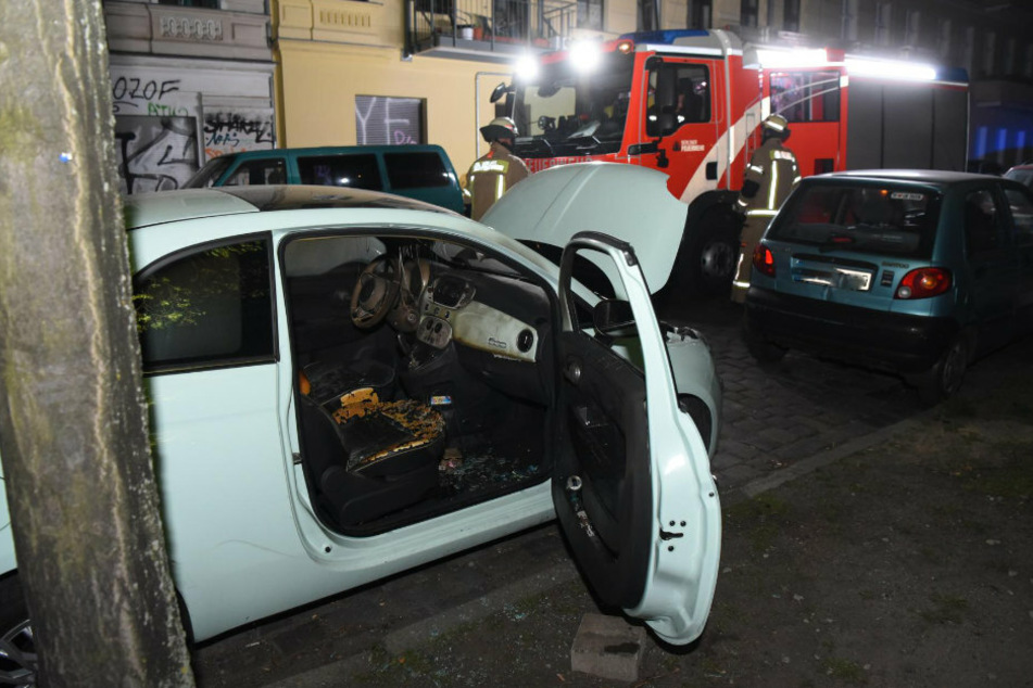 Der Fiat in der Ringbahnstraße brannte.