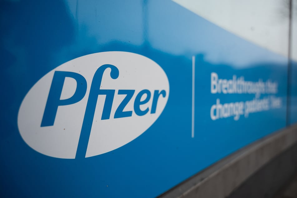 An einem Unternehmenssitz von Pfizer ist das Logo des Pharmakonzerns angebracht.