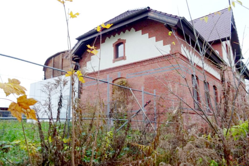 Das frei stehende Bahnhofsgebäude im Stadtteil Wahren wurde 1902 errichtet. (Archivbild)