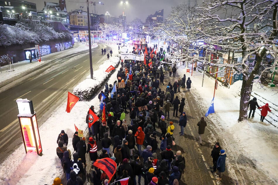 Die Demonstranten zogen in Hamburg an den Landungsbrücken entlang.