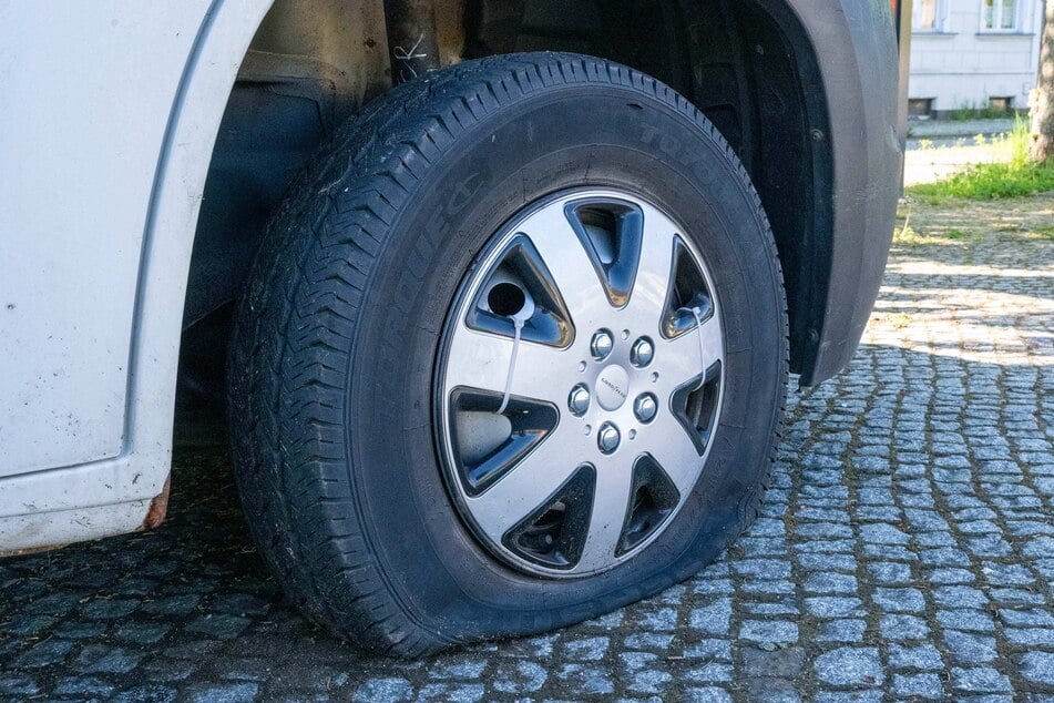 Völlig durchgeknallt: Alle vier Reifen des Citroen Jumper wurden zerstochen.